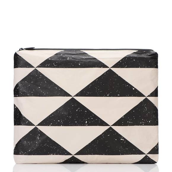 NEW ALOHA COLLECTION women's kona nui max pouch in black/sandstone - Picture 1 of 2